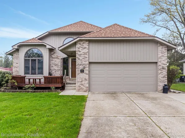 4121 Crystal St, West Bloomfield, MI 48323