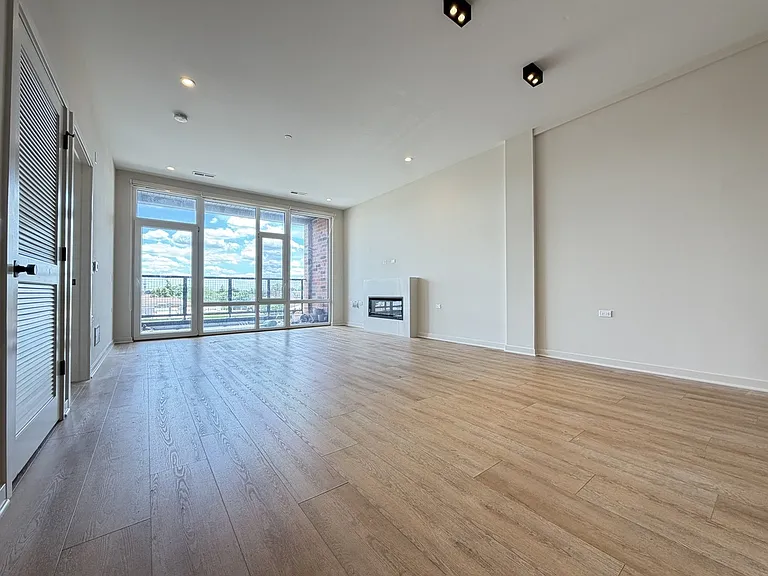 3207 N Narragansett Ave #703 — Photo 11