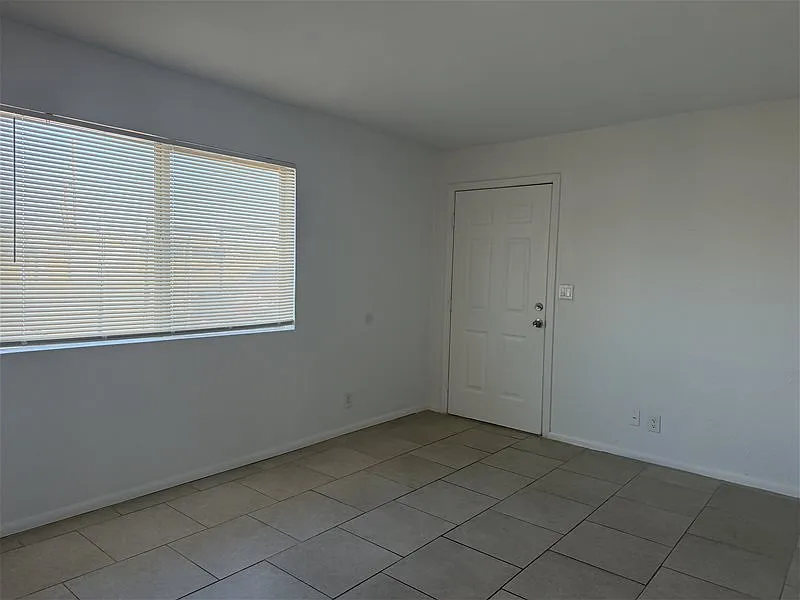 2 bed, 1.0 bath, 621 sqft, $895 — Photo 2