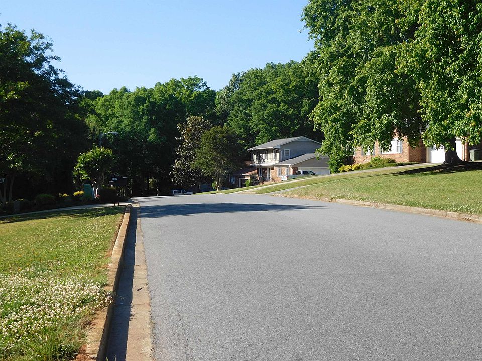 2nd image of Chaucer Dr