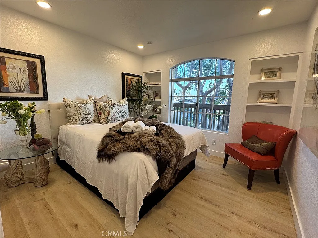2 bed, 882 sqft, $4,200 — Photo 2