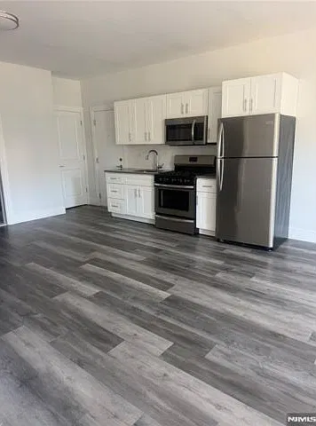 2 bed, 1.0 bath, $2,350 — Photo 3
