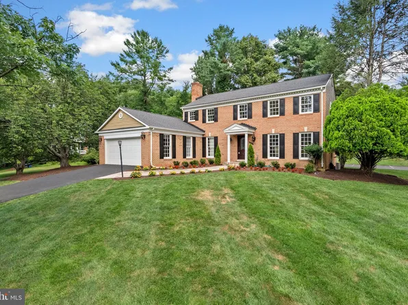 9406 Fairpine Ln, Great Falls, VA 22066