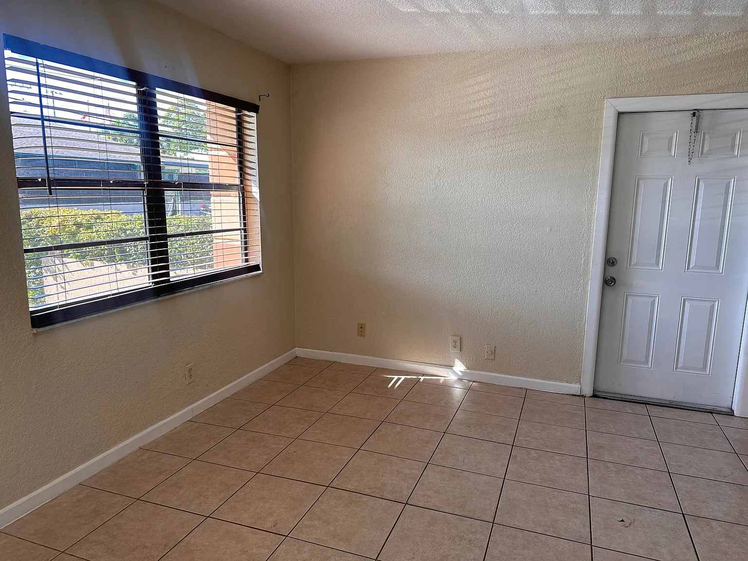 3 bed, 2.0 bath, 1170 sqft, $2,500 — Photo 2