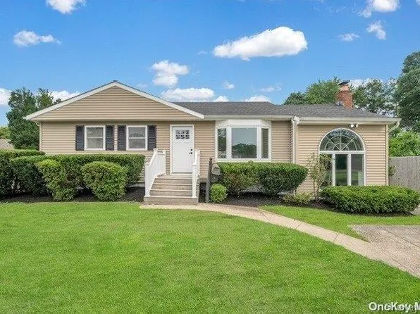 6 Brook Circle, Islip Terrace, NY 11752
