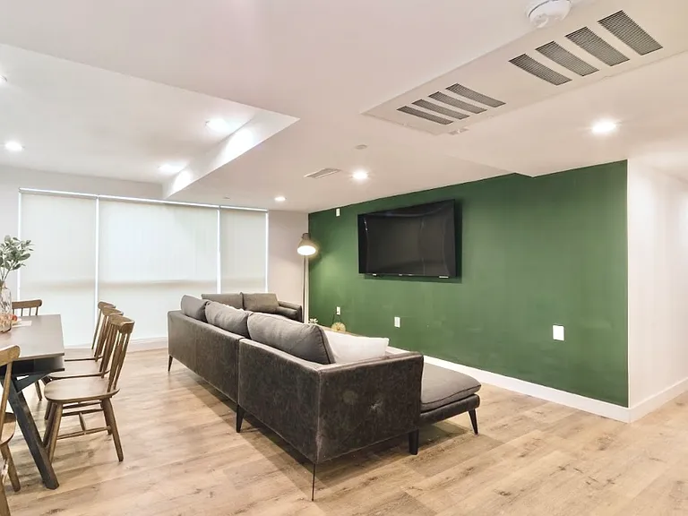 1455 W 36th St — Photo 37