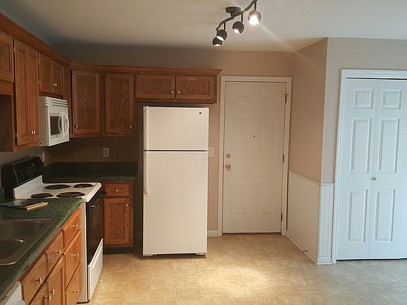 2nd view of the kitchen.