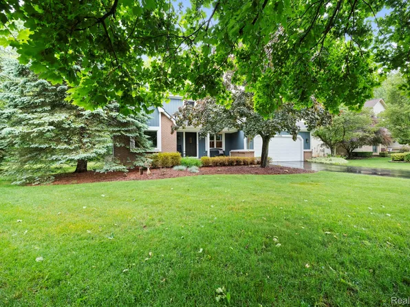 4386 Kelly Circle Dr, Commerce Township, MI 48390
