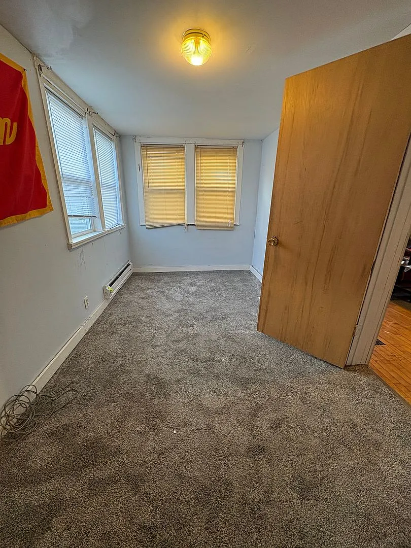 Affordable 2 Bedroom Lower Apartment Near Western Tech — Photo 2