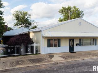 112 4th St, Saint Elmo, IL 62458