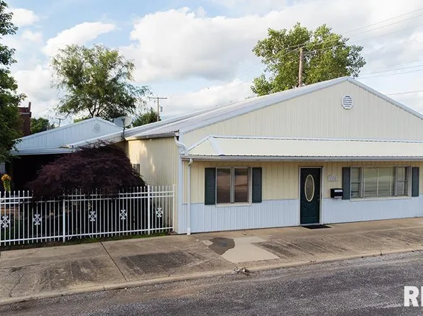 112 4th St, Saint Elmo, IL 62458