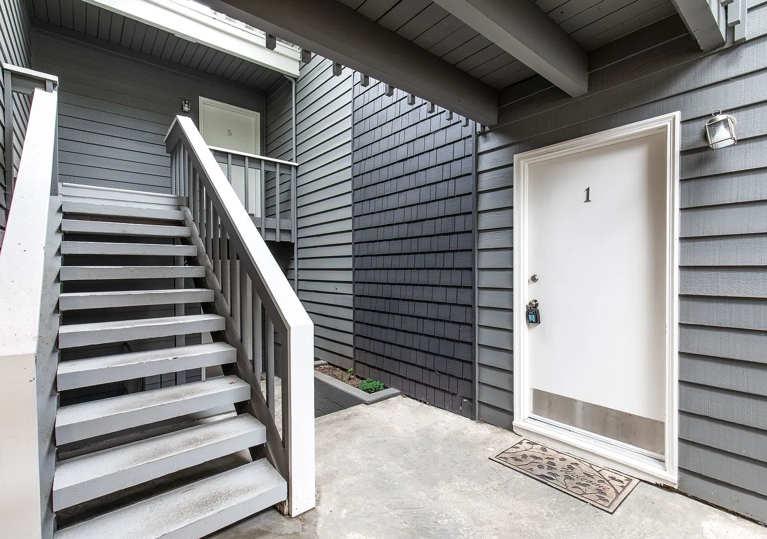 1 Bedroom Kirkland Condo with View — Photo 2