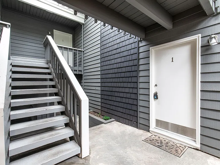 1113 Kirkland Ave #1B — Photo 2