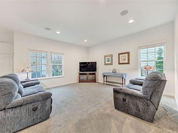 5th image of 209 Boardwalk Dr