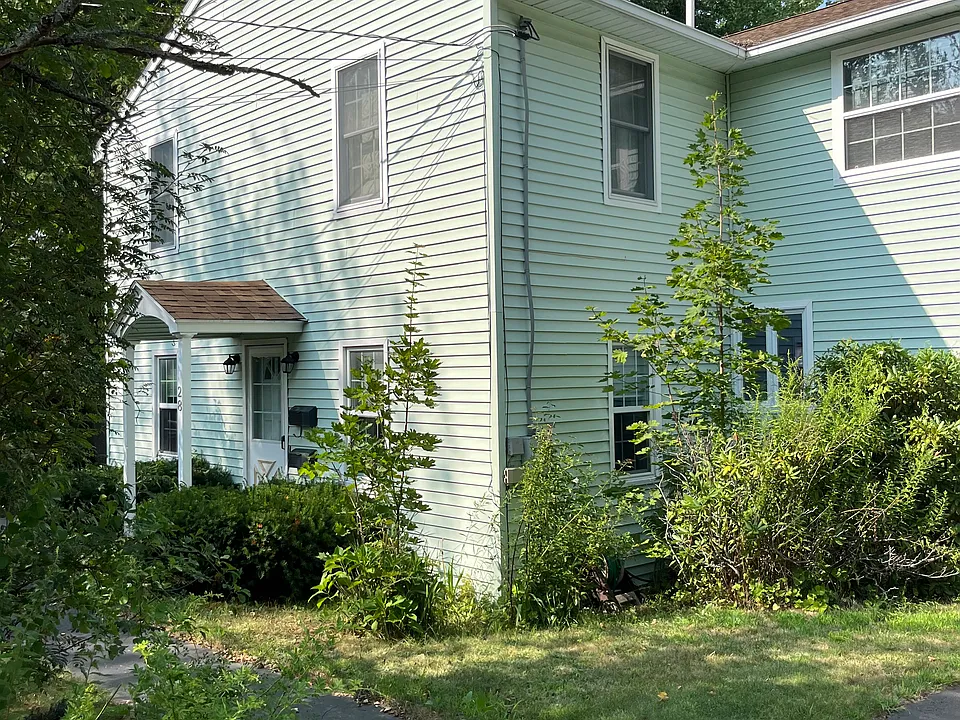 28 Round Hill St #1