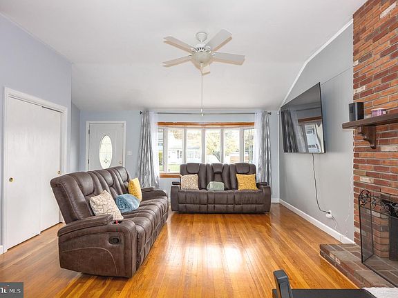 5th image of 458 Roberts Way