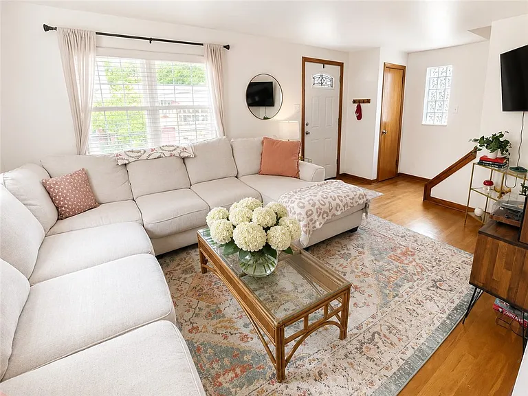 1627 Rockford Ave — Photo 4