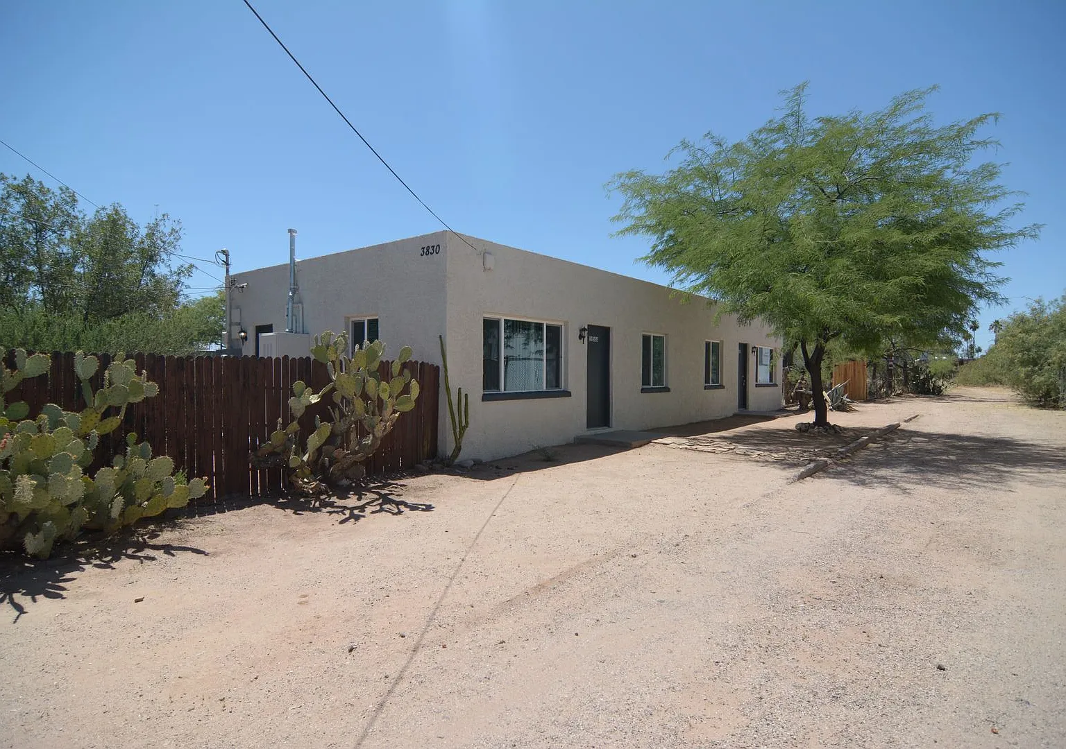 Remodeled 1 Bedroom 1 Bath Duplex! Central Tucson Location! — Photo 1