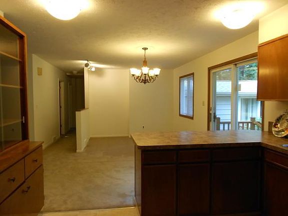 4th image of 2635 Gladstone Ave