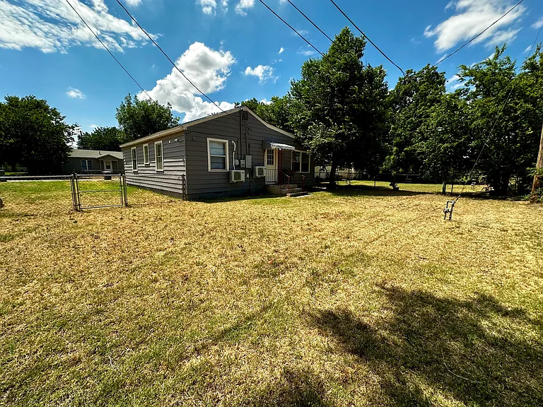212 SW 23rd Pl — Photo 27