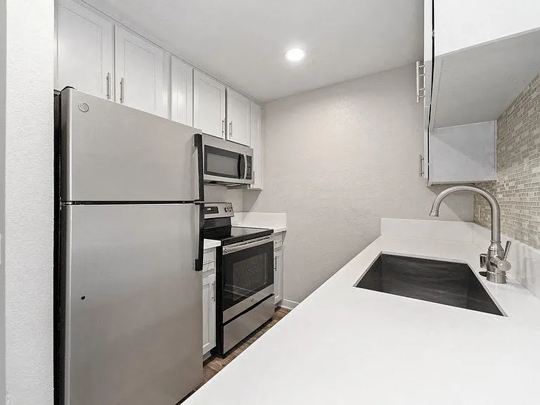 Pointe Luxe Apartment Homes — Photo 3