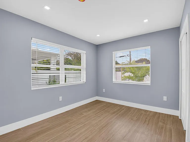 341 SE 3rd Ave — Photo 12