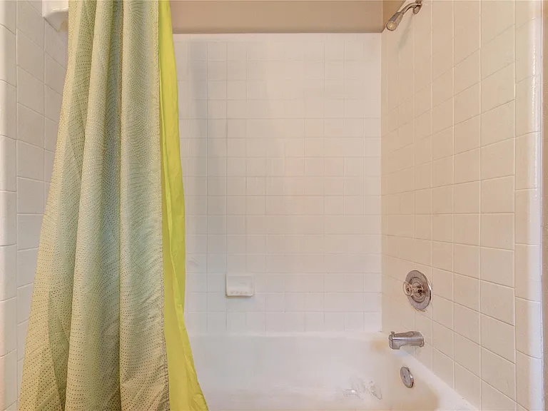 7302 Greenwood Point Dr — Photo 32