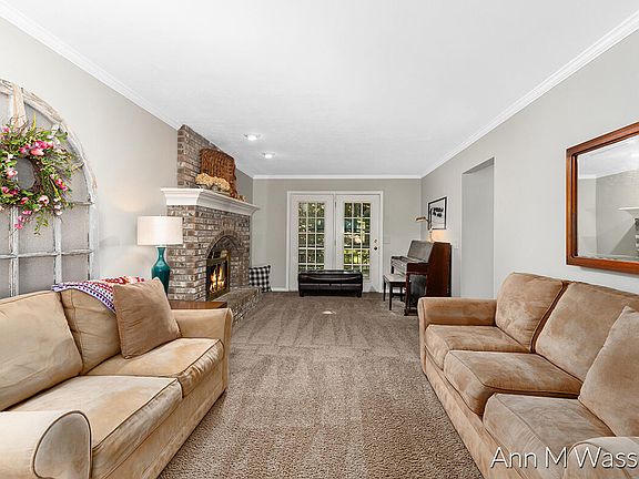 4th image of 1930 Camrose Ct SW
