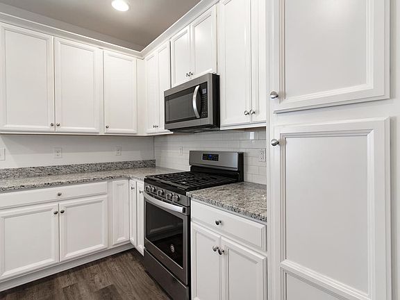 5th image of 411 Roebling Ct