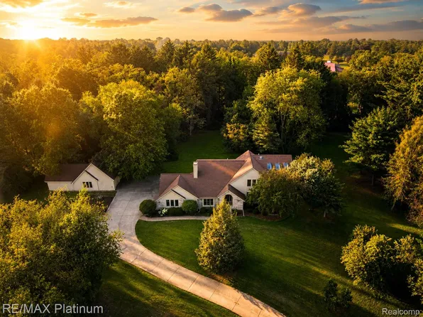 12273 Pinebrook Ln, South Lyon, MI 48178