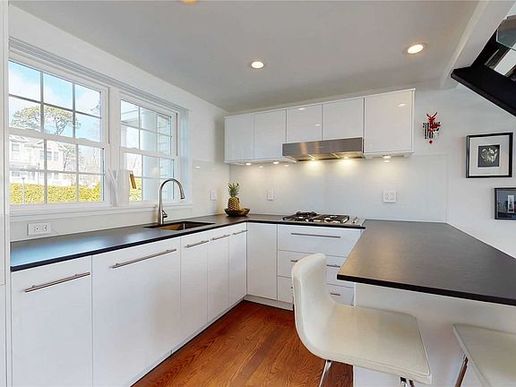 3rd image of 5 Canoe Place Lndg #5