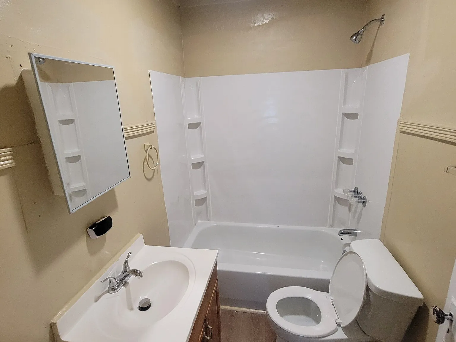 2 bed, 1.0 bath, $925 — Photo 2