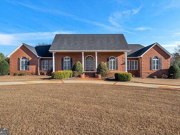 3rd image of 550 Masters Cir