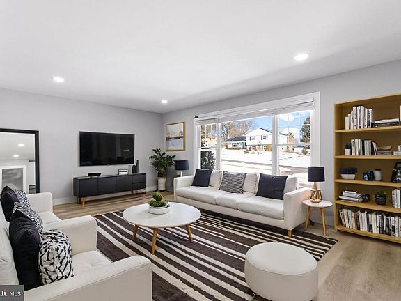 4th image of 19104 Bloomfield Rd