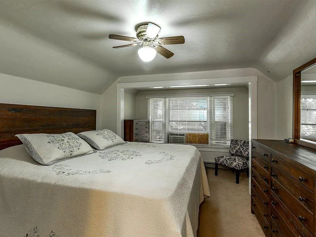 1207 W Shannon Ave — Photo 3