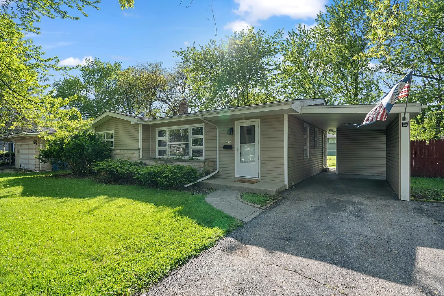 548 Iroquois Dr photo 1