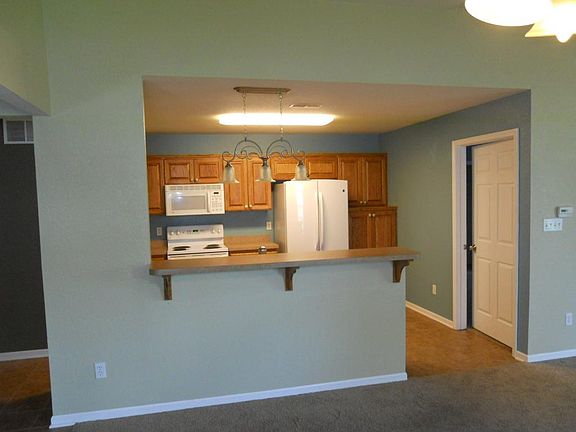 5th image of 2349 Surrey Dr