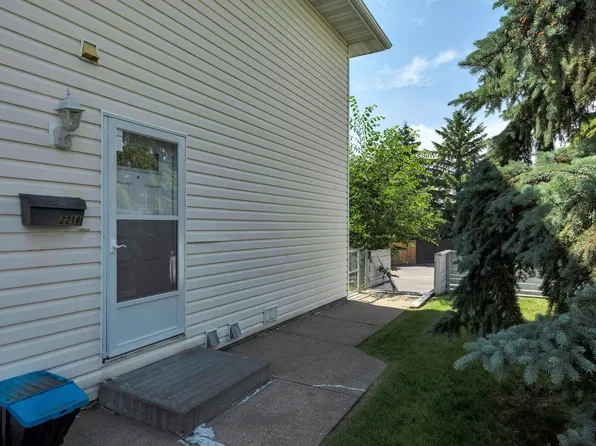 2218 38th St NW, Edmonton, AB T6L 4C3