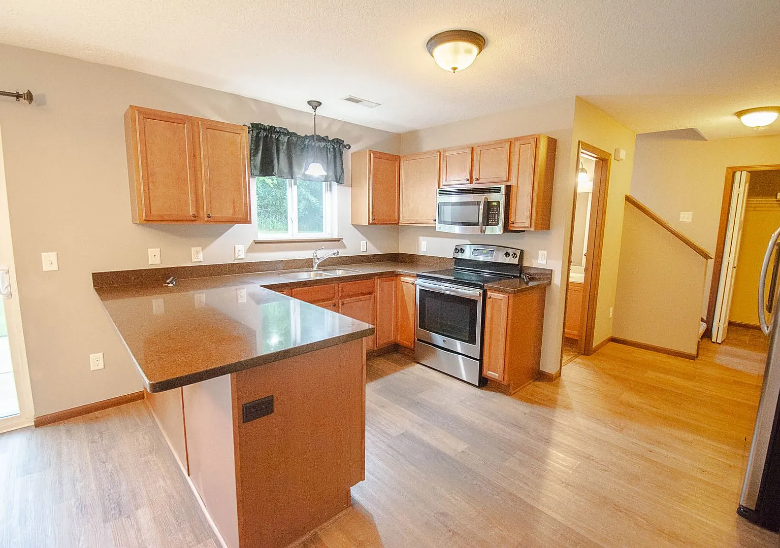 Modern Townhome in a Convenient NW Location — Photo 2
