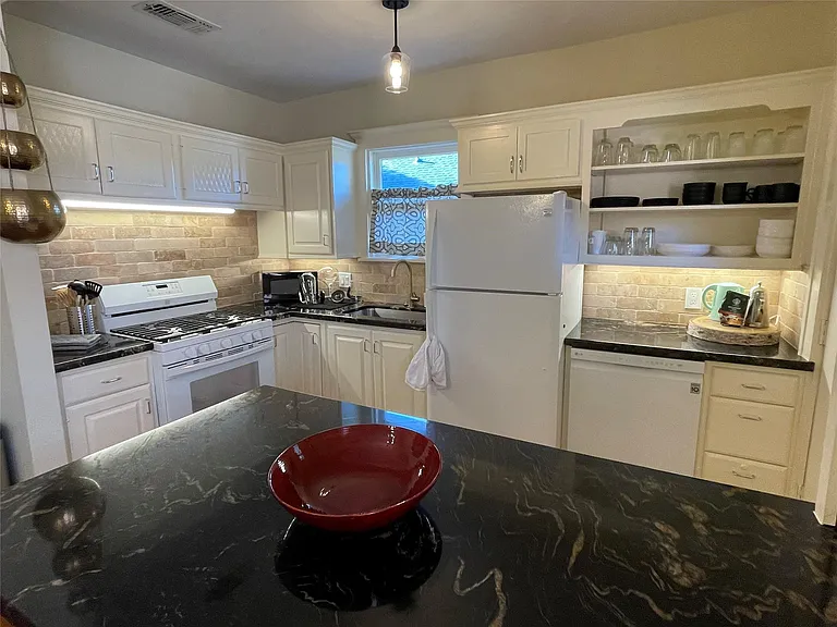 1604 Castle Ct — Photo 10
