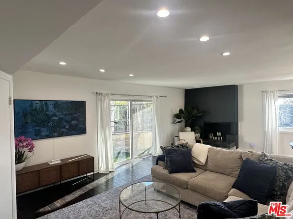 451 S Barrington Ave APT 202, Los Angeles, CA 90049