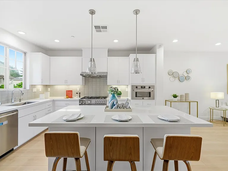 270 Ariana Pl — Photo 3