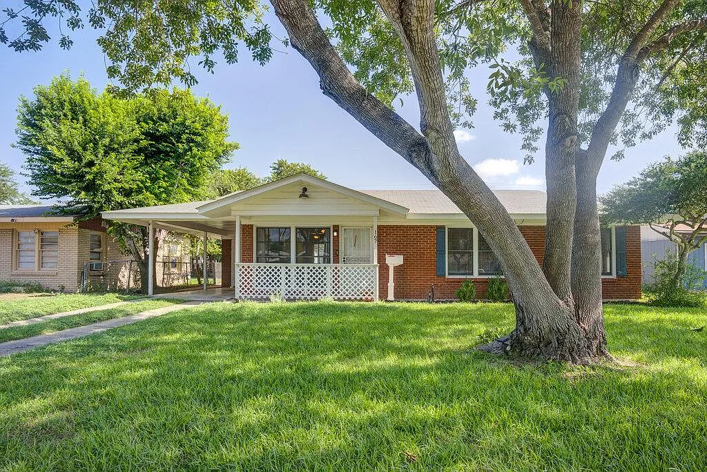 3 bed, 1.0 bath, 1053 sqft, $1,450 — Photo 2