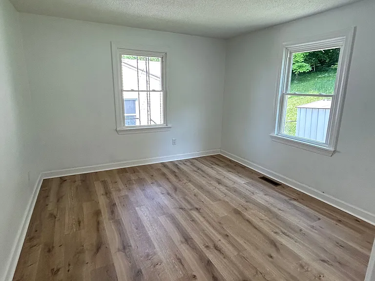 1569 Valley Dr — Photo 17