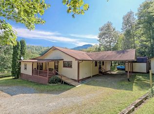 776 Bullfrog Ln, Hiawassee, GA 30546