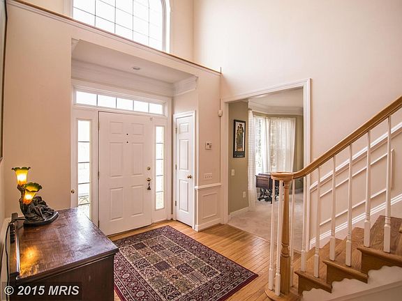 Bright and spacious foyer