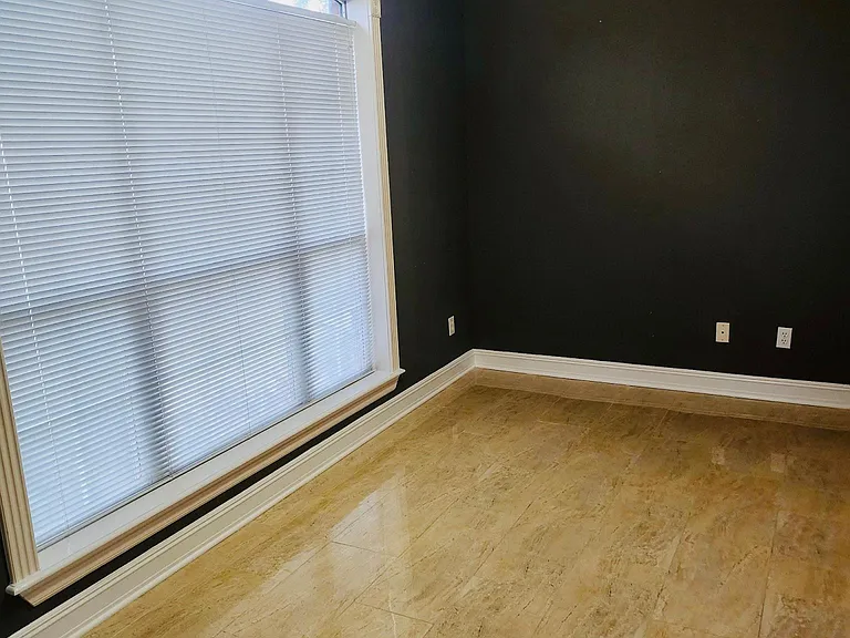 318 Oxford Ct — Photo 4