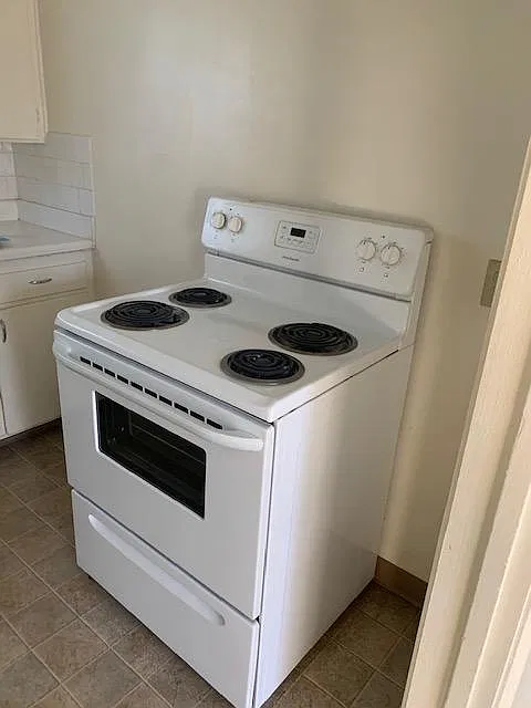 Studio, $995 — Photo 2