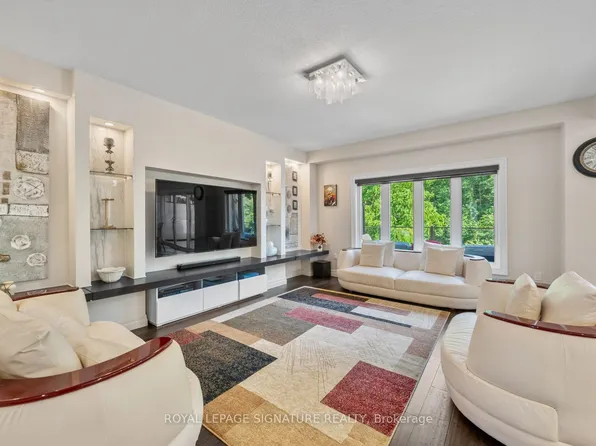 704 Robert Ferrie Dr, Kitchener, ON N2R 0B2