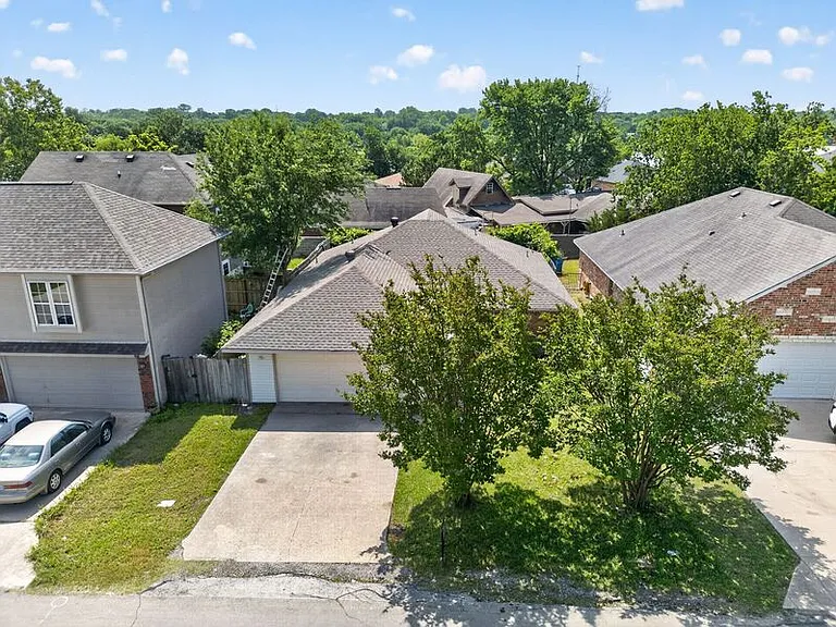 609 Trout St — Photo 35